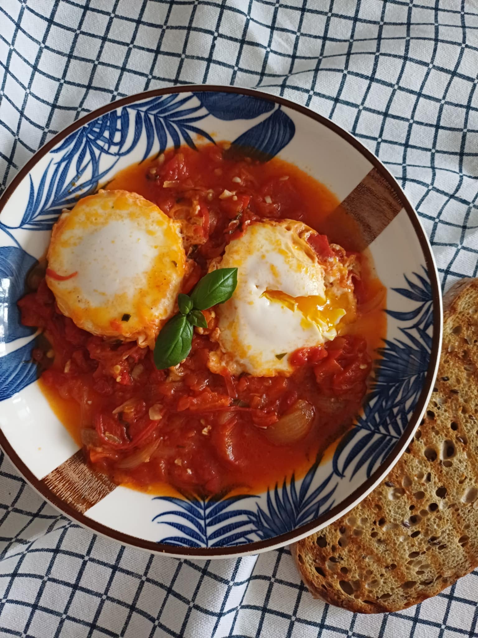 Shakshuka - Reteta pentru mic dejun cu ardei gras copt, rosii si oua
