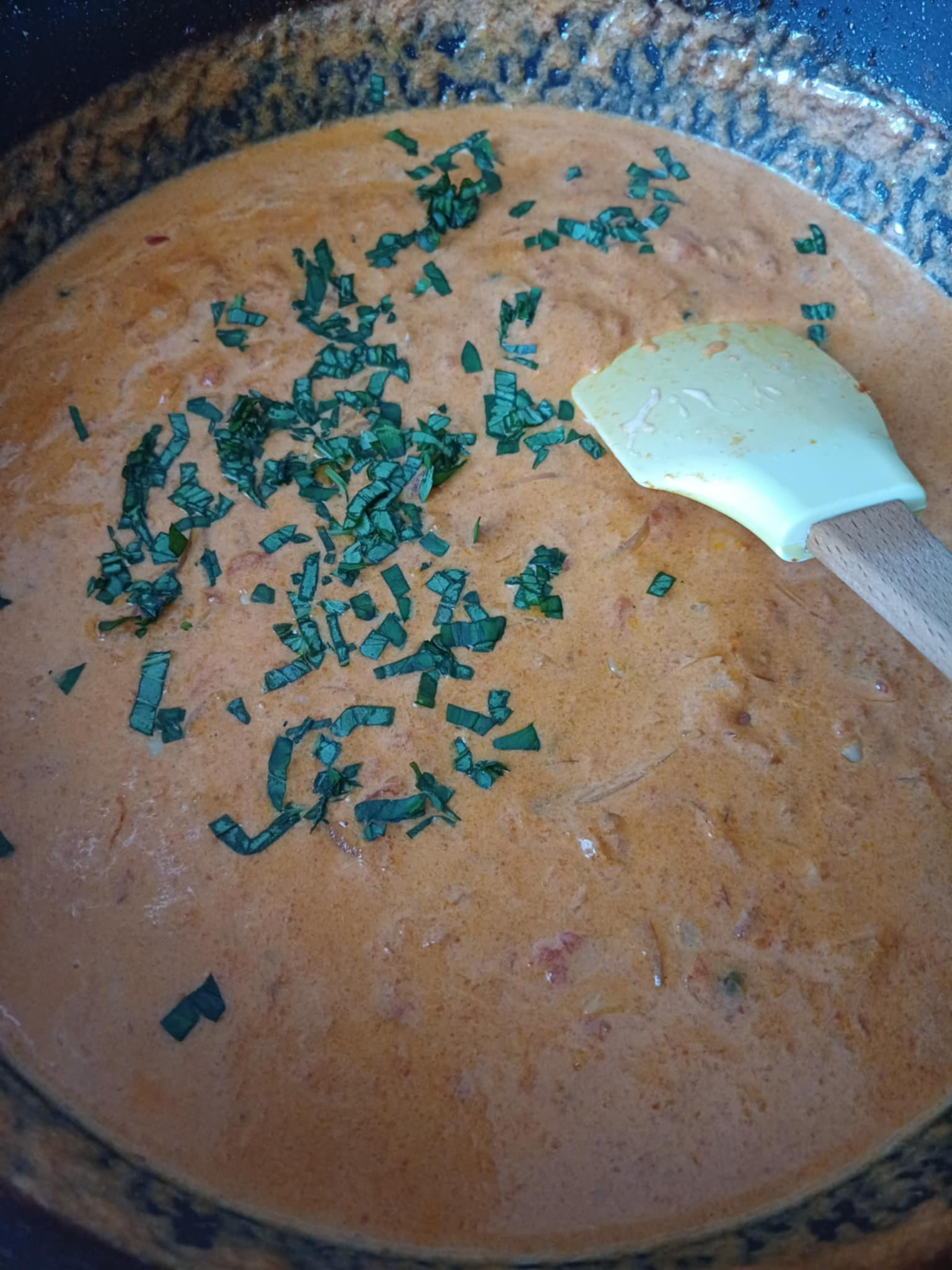 Piept de pui cu sos de ardei copti si smantana