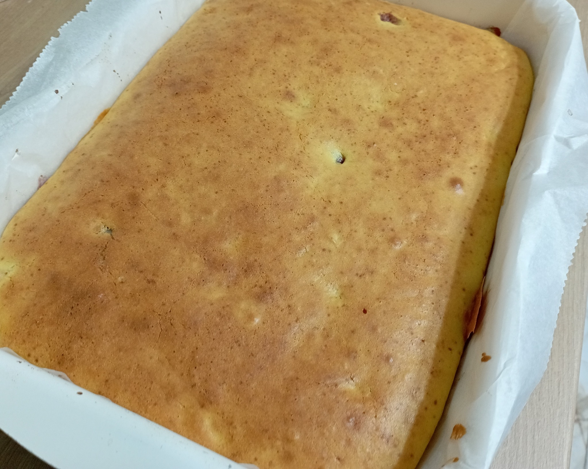 Prajitura rasturnata cu prune, pere si banane