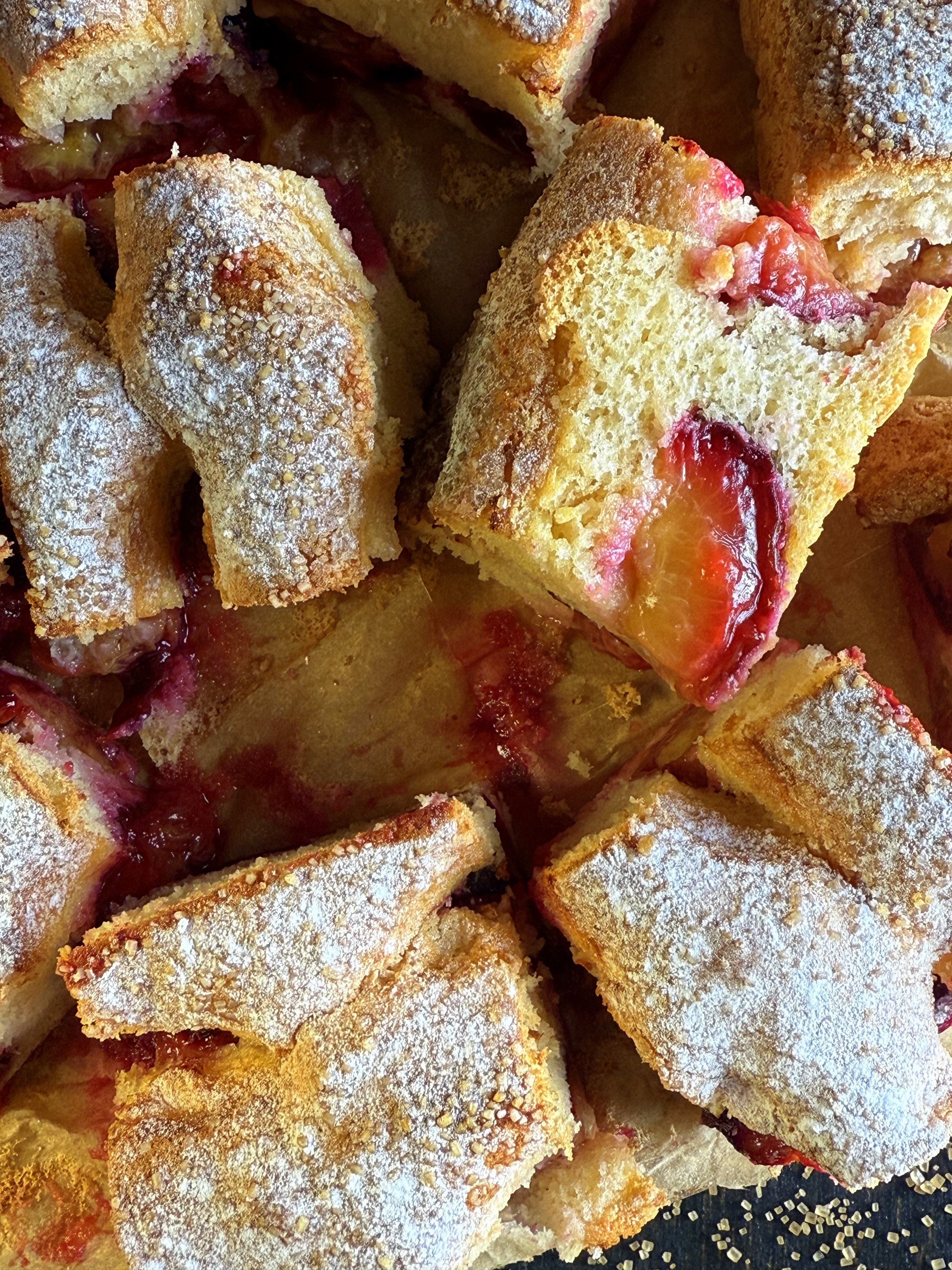 Prăjitură pufoasă cu prune - Rețeta simplă și delicioasă