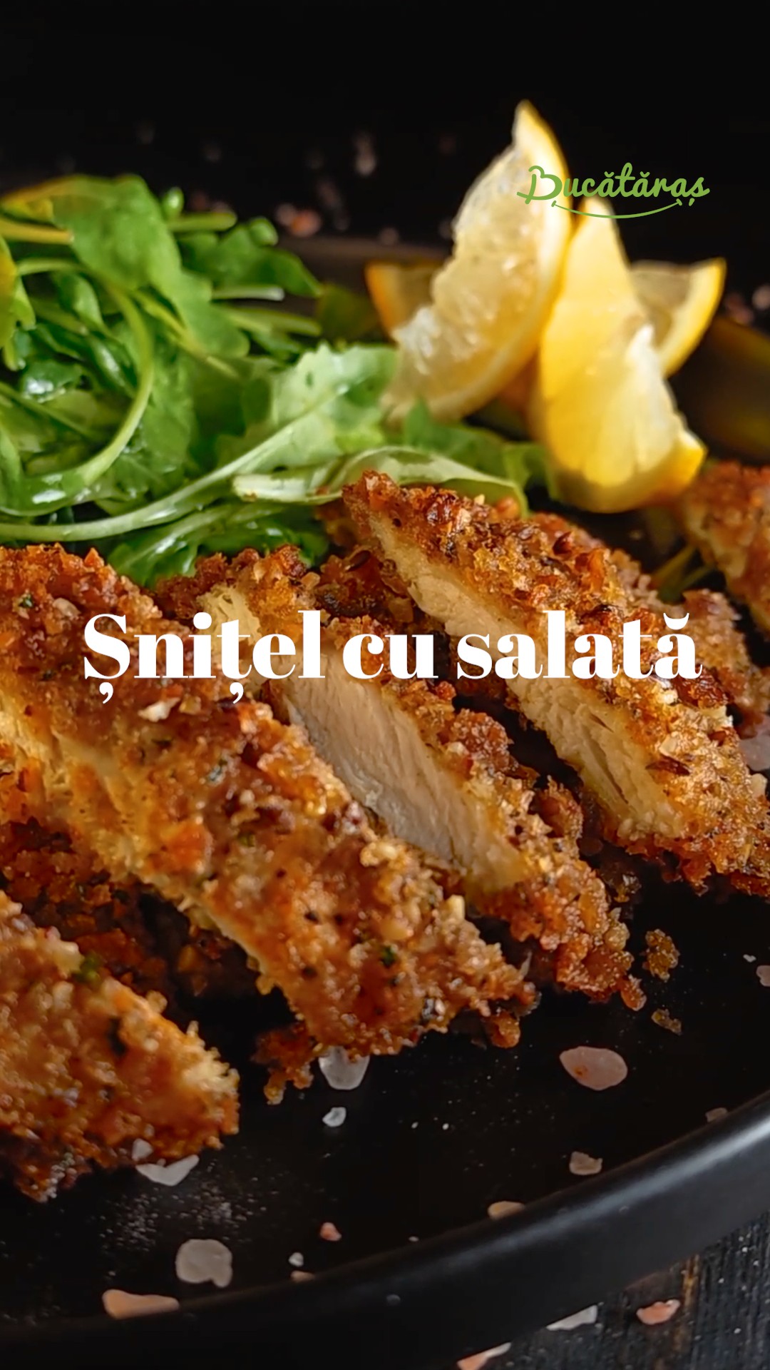 Șnițel în crustă de pâine, cu salată - Rețeta simplă și savuroasă