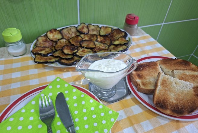 Rondele de vinete, cu sos de usturoi și smântână - Rețeta simplă și gustoasă