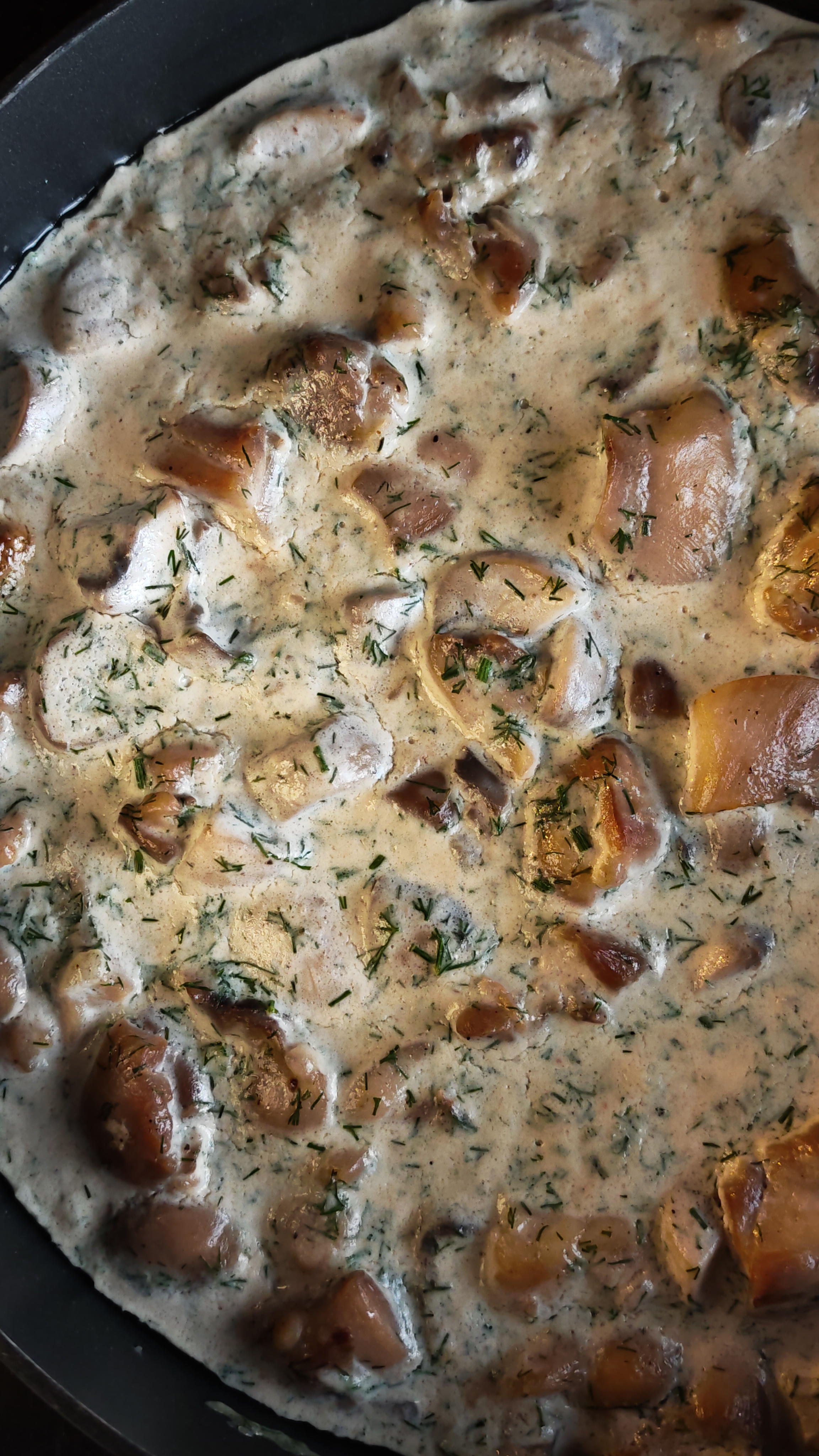 Pui cu ciuperci și sos de smântână cu mărar - Rețeta ușoară și savuroasă