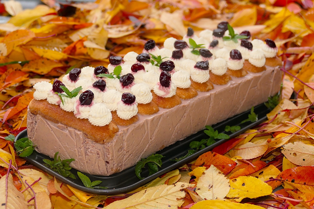 Desert cu cirese din dulceata de cirese negre amare