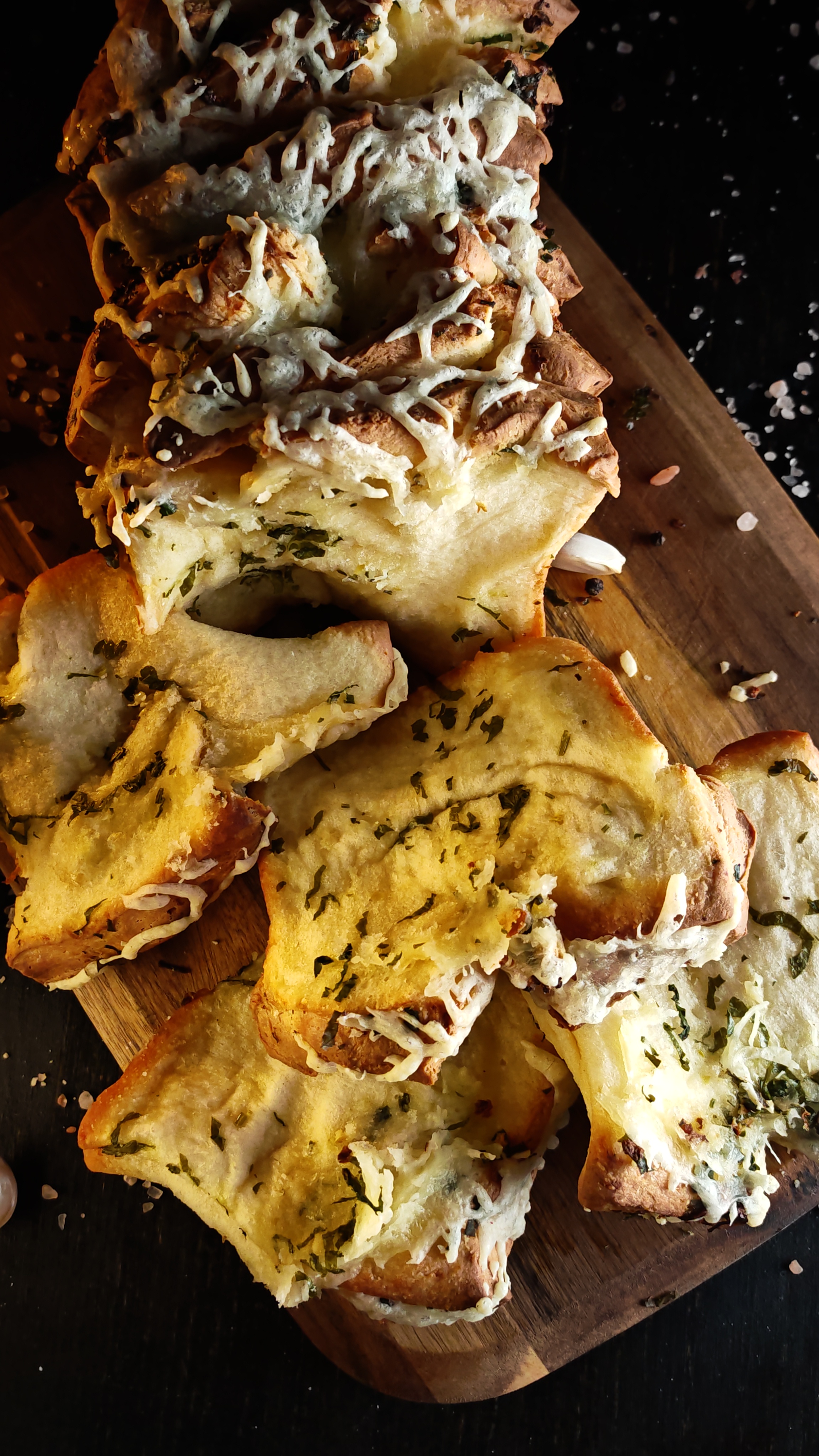 Pâine pufoasă cu unt, pătrunjel și usturoi - Rețeta savuroasă de casă