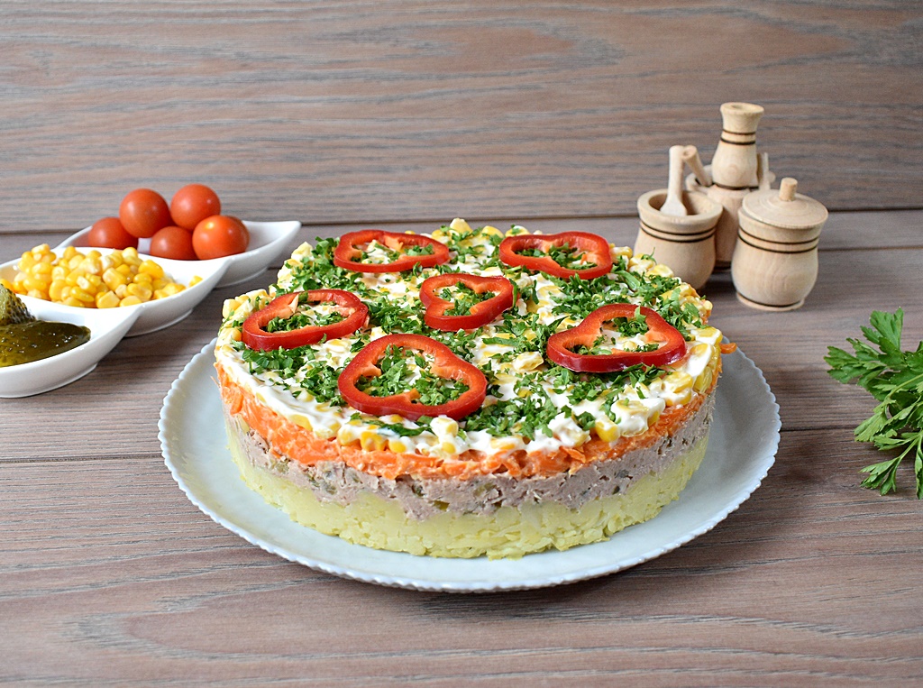 Salata in straturi cu legume si ton - Reteta savuroasa si plina de culoare