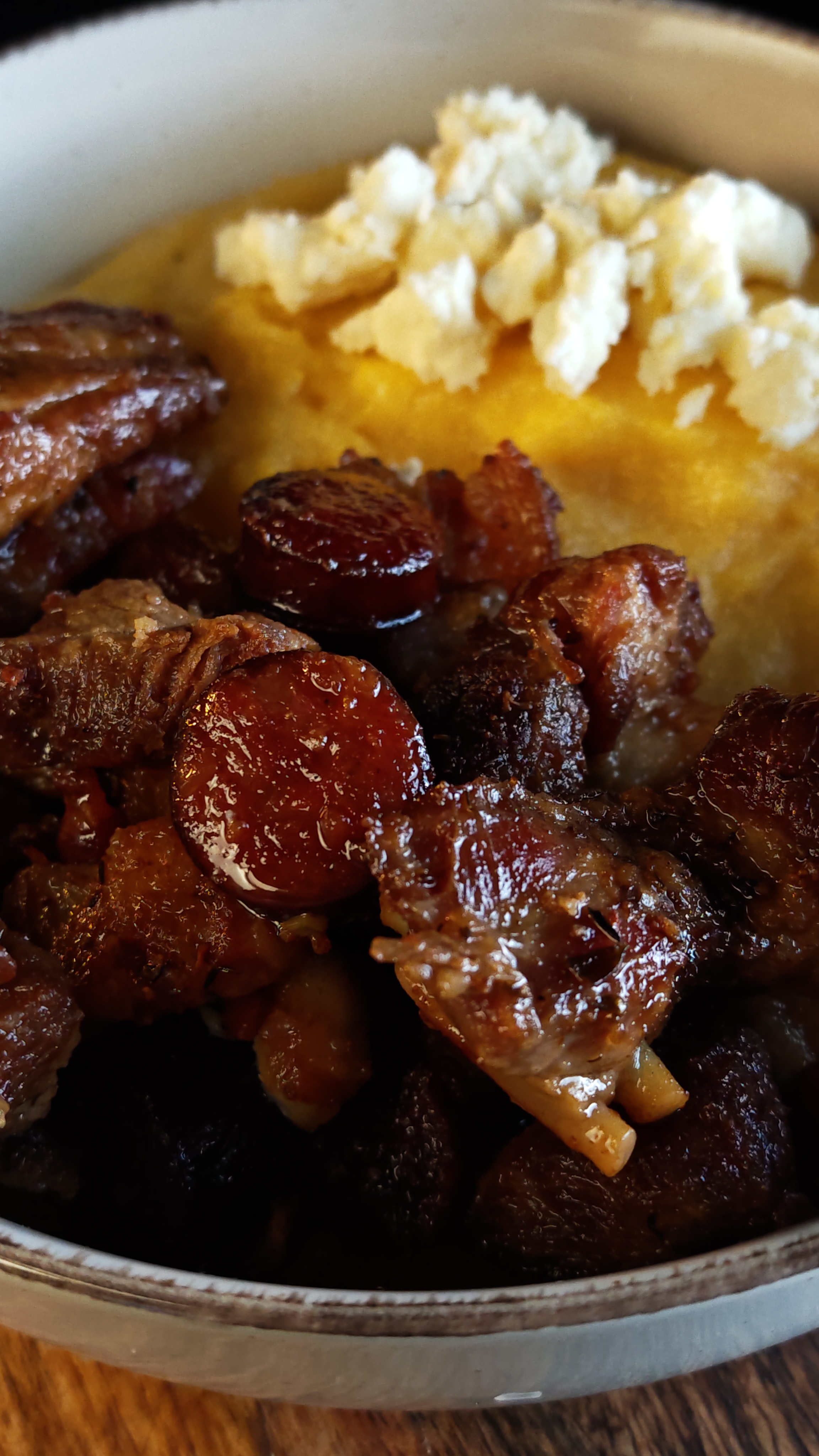 Tochitură de porc cu mămăligă și brânză - Rețeta moldovenească plină de savoare