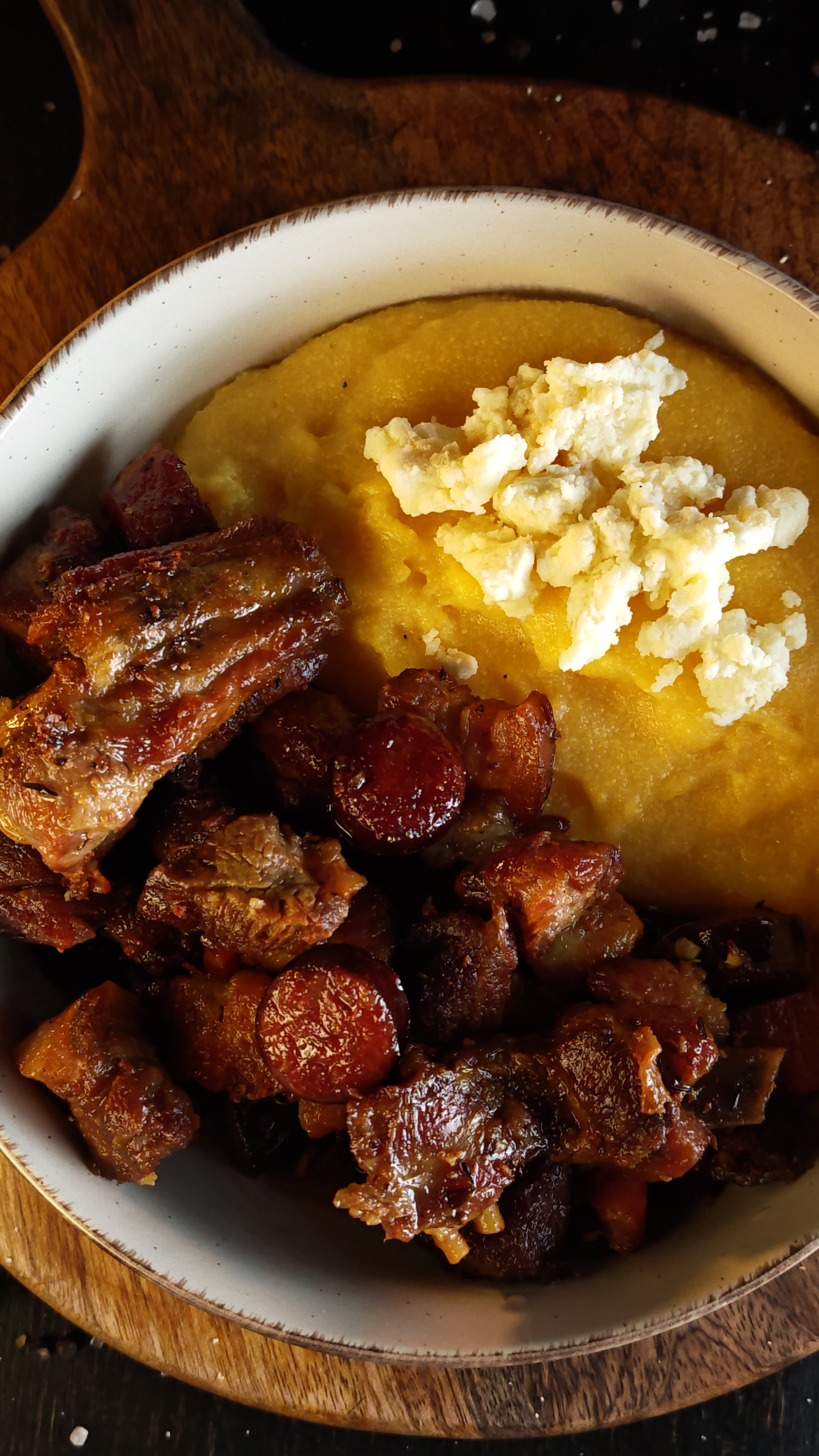 Tochitură de porc cu mămăligă și brânză - Rețeta moldovenească plină de savoare