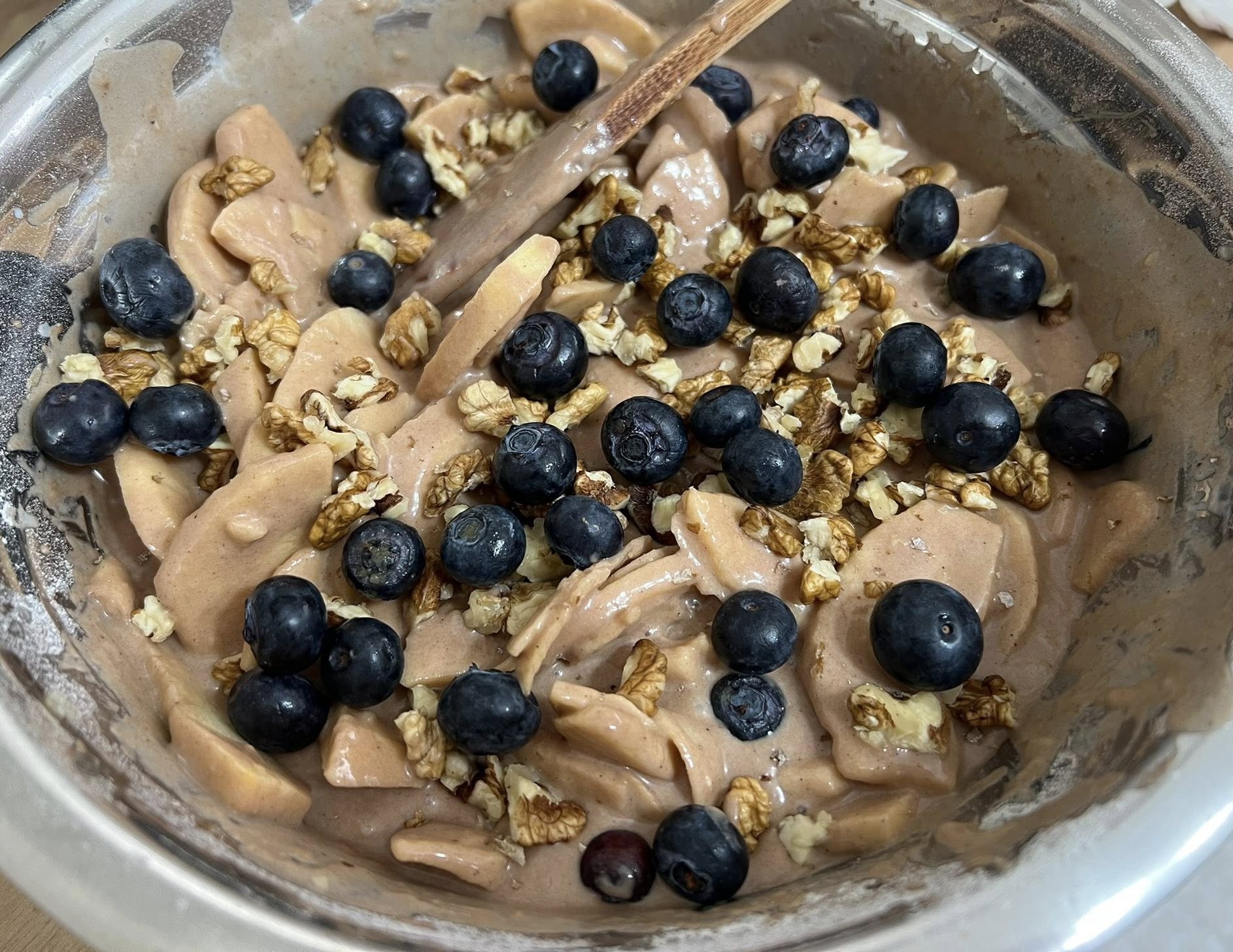 Prajitura cu mere, afine si nuci