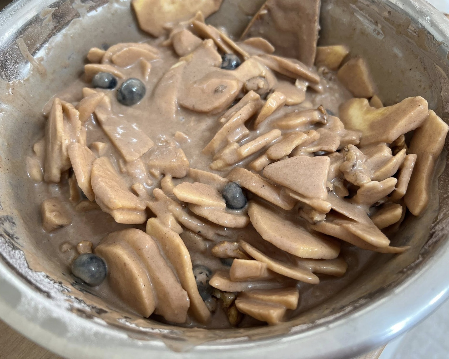 Prajitura cu mere, afine si nuci