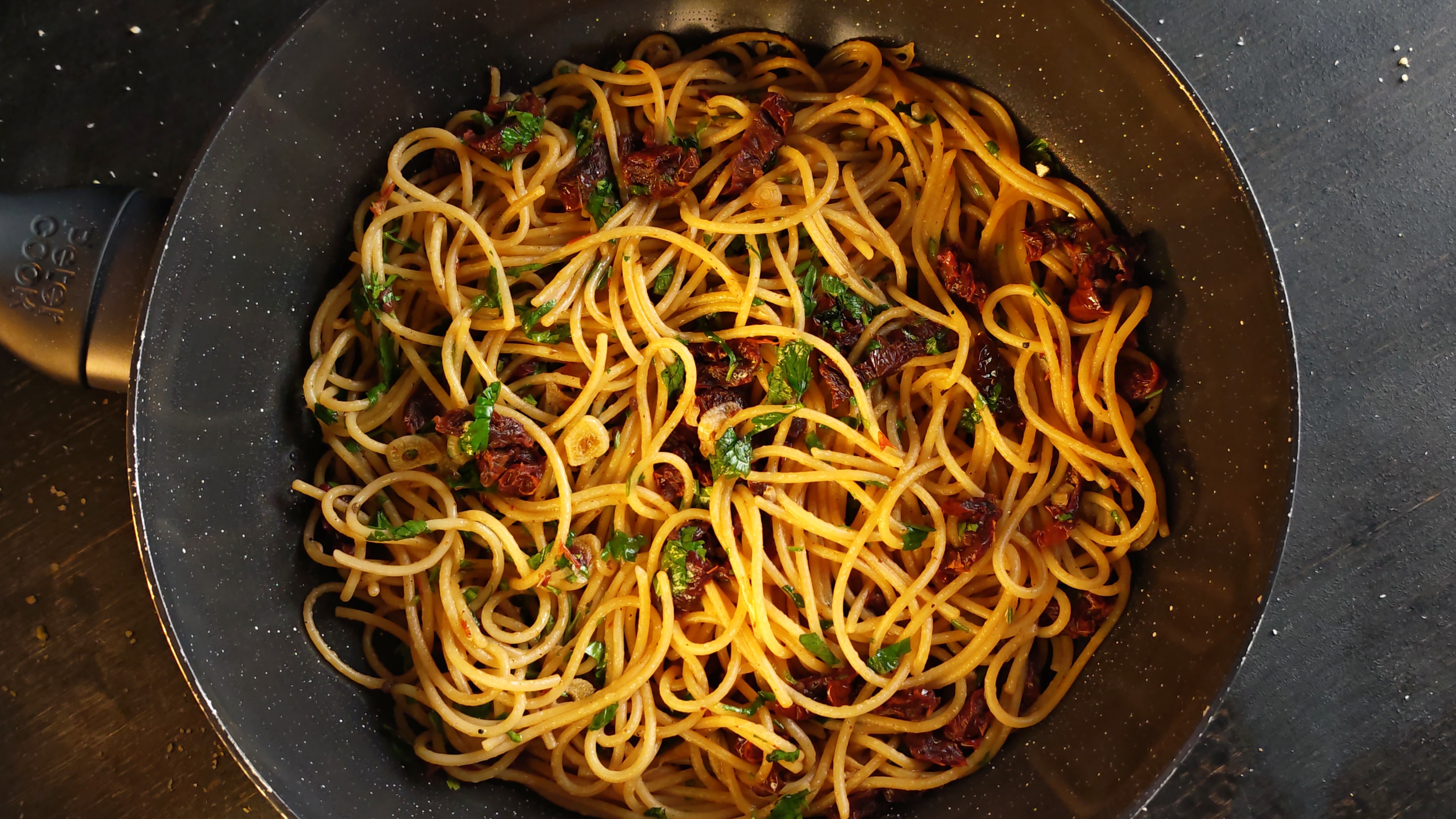 Paste cu usturoi și roșii uscate - Rețeta simplă și gustoasă de post