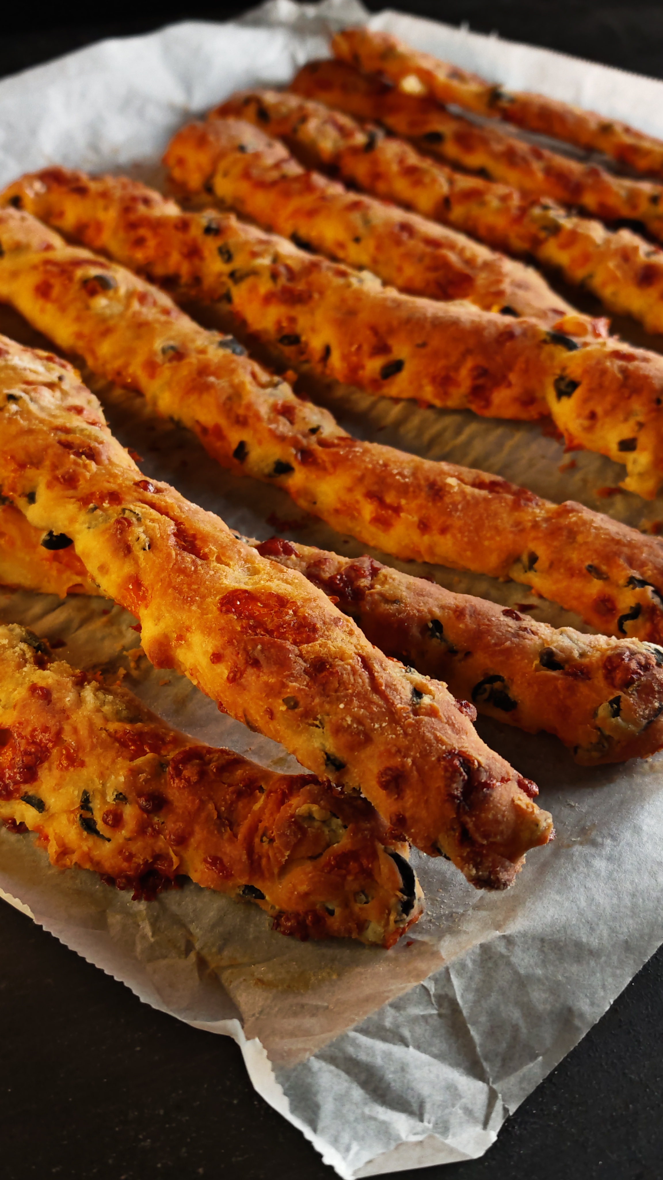 Grisine cu cheddar și măsline - gustarea perfectă