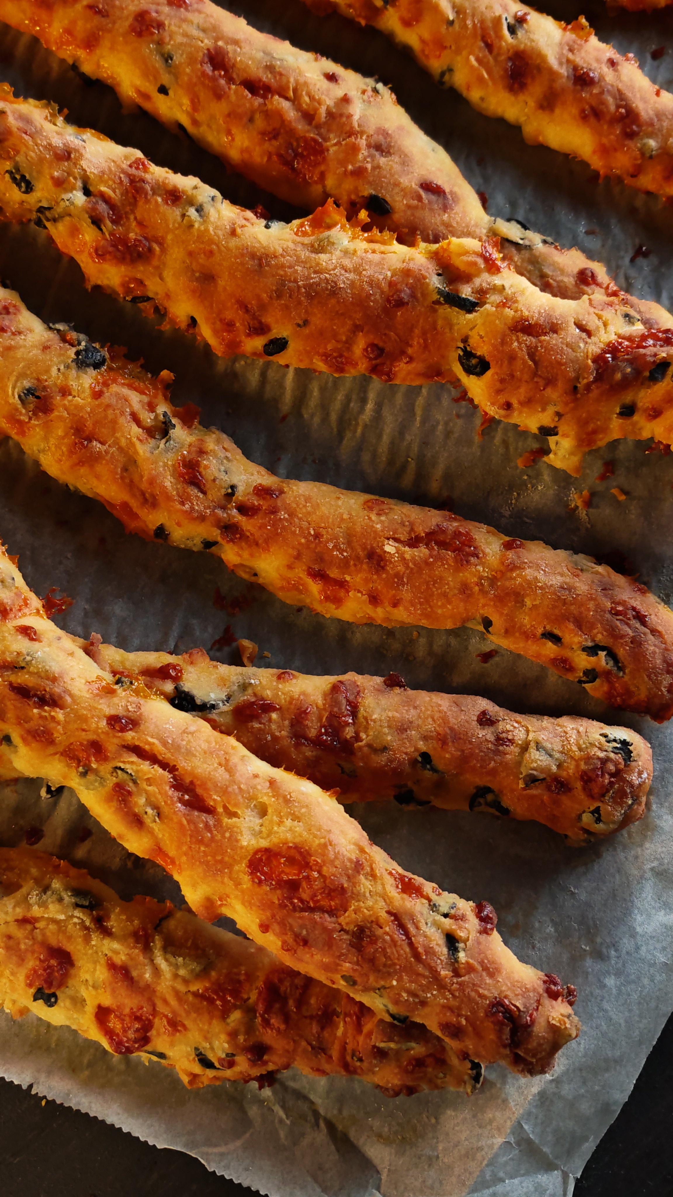 Grisine cu cheddar și măsline - gustarea perfectă