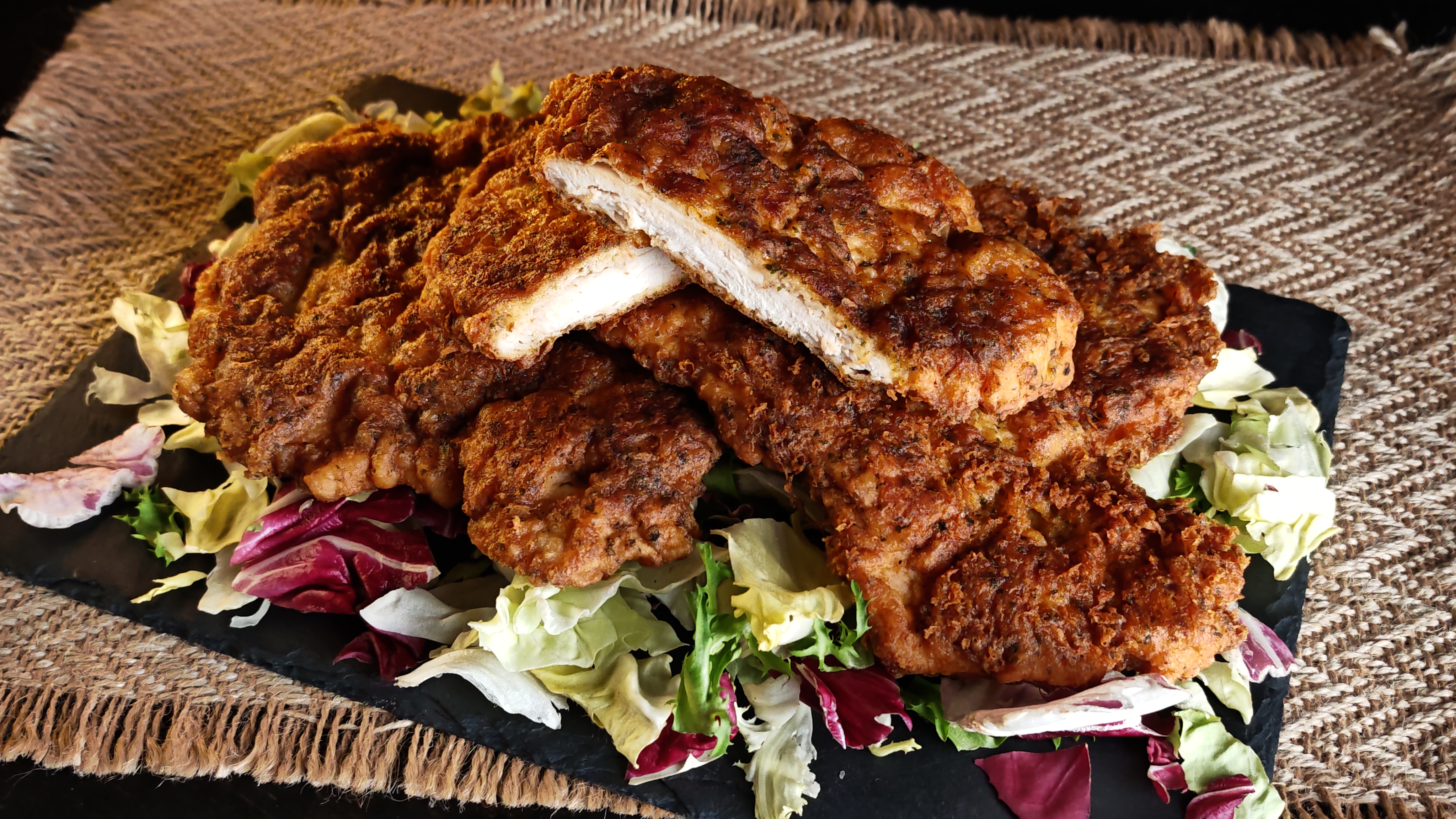 Șnițele în crustă de parmezan și ierburi - Rețeta gustoasă și aromată