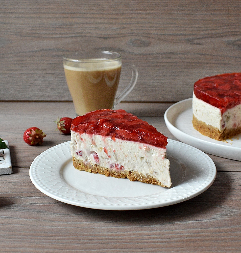 Cheesecake cu capsuni si banane, fara coacere